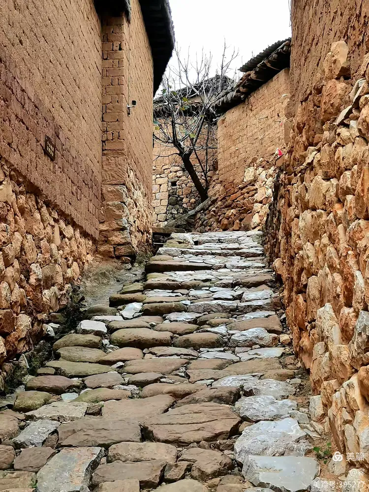 城子古村,又名彝族布达拉宫